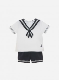 Conjunto blanco y azul marino.