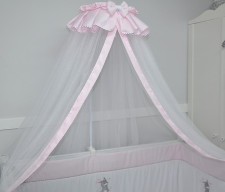 Babybetthimmel aus puderrosa Voile-Moskitonetz