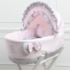 Berço de menina rosa e cinza