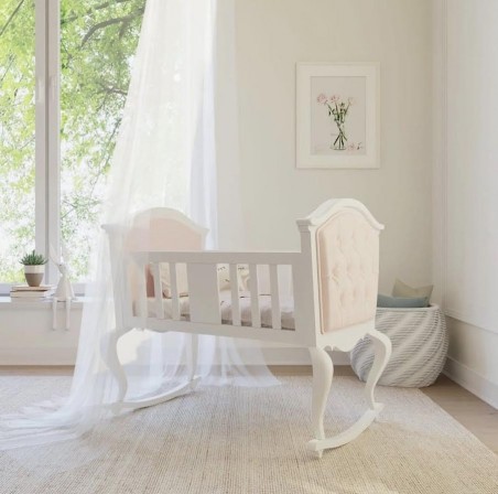 Berço de balanço acolchoado