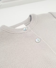 Graue Baby-Strickweste 2