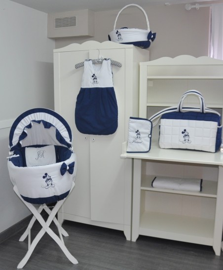 Berço em azul marinho e branco